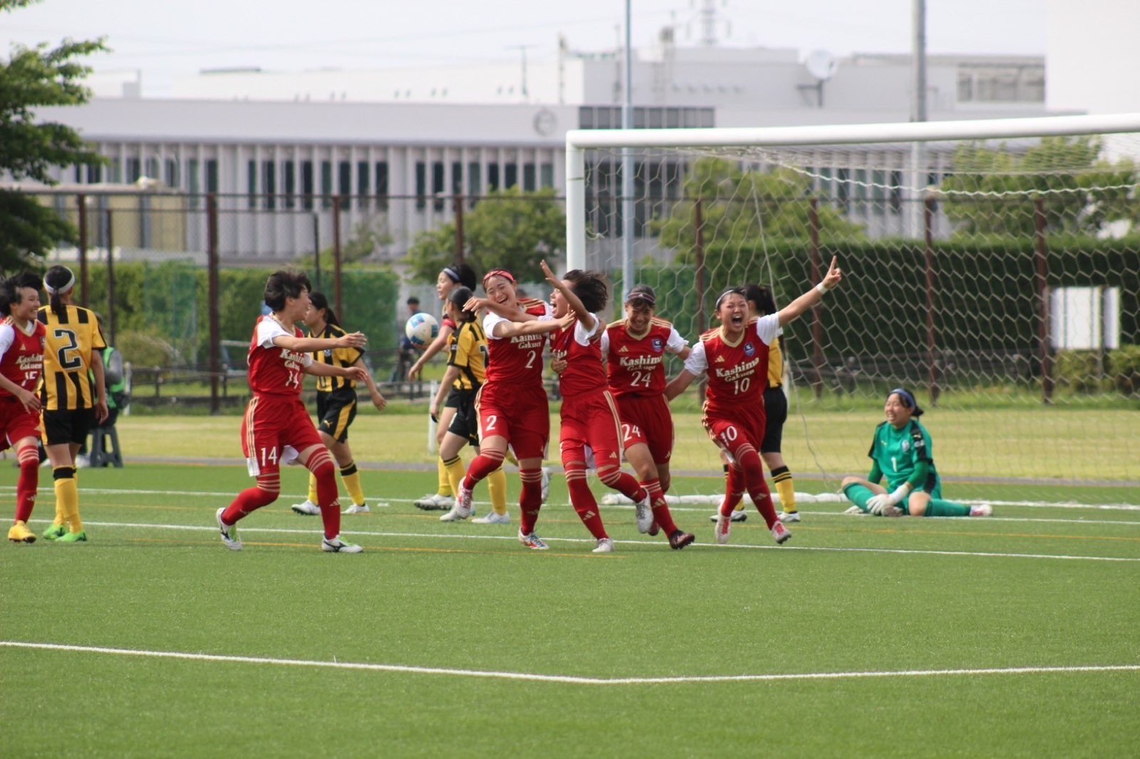 鹿島学園高等学校の人工芝サッカーグラウンドで試合をする女子サッカー部