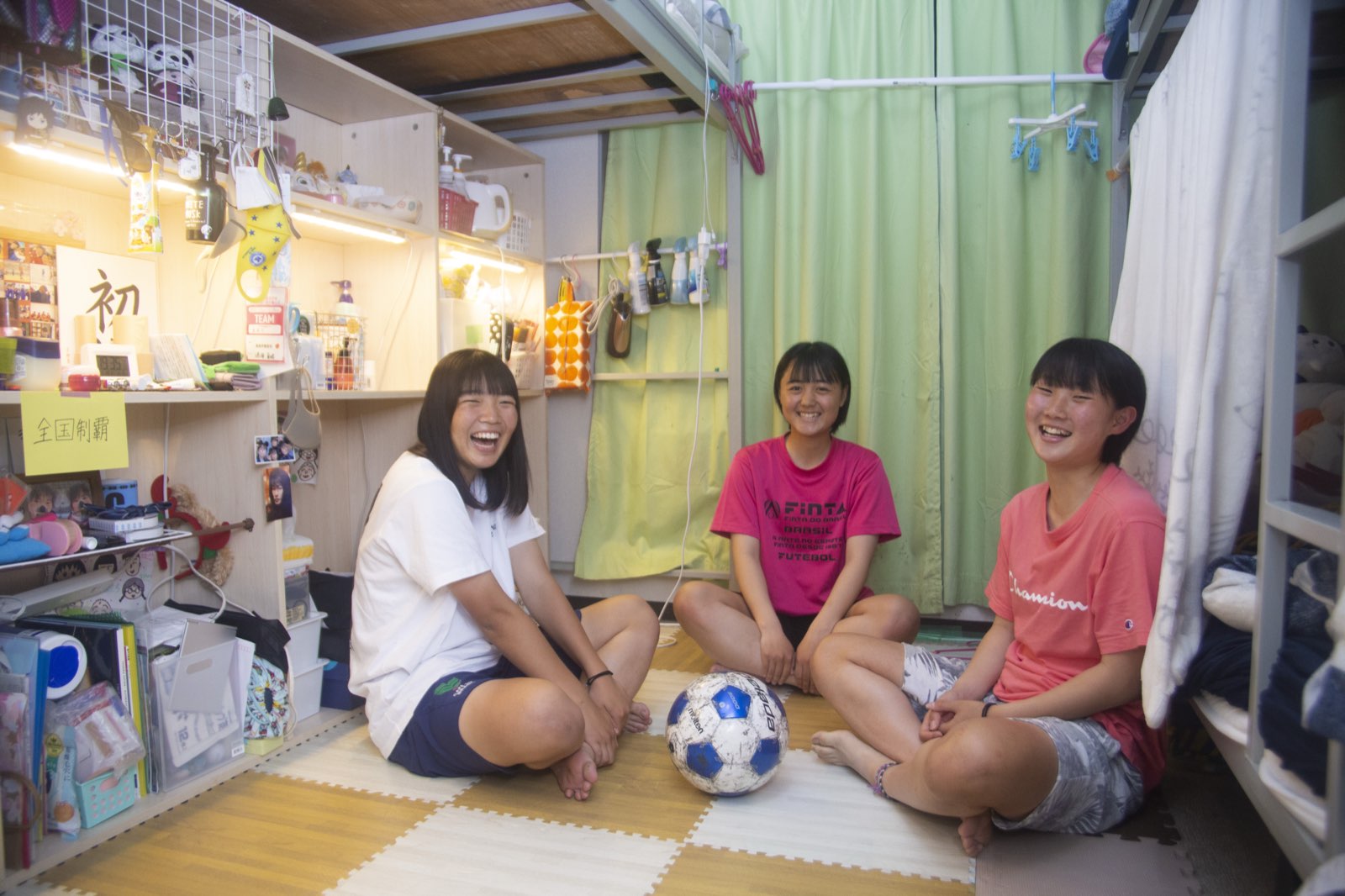 寮の部屋でくつろぐ選手たち