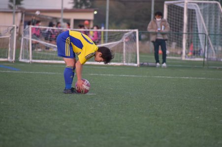 ゴール前でボールをセットする選手
