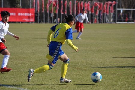 ドリブルで前に運ぶ6番の選手