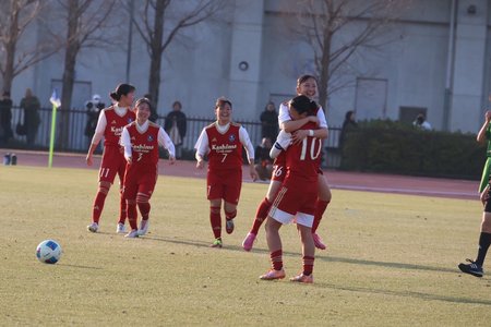 得点を喜び10番を抱え上げる選手たち