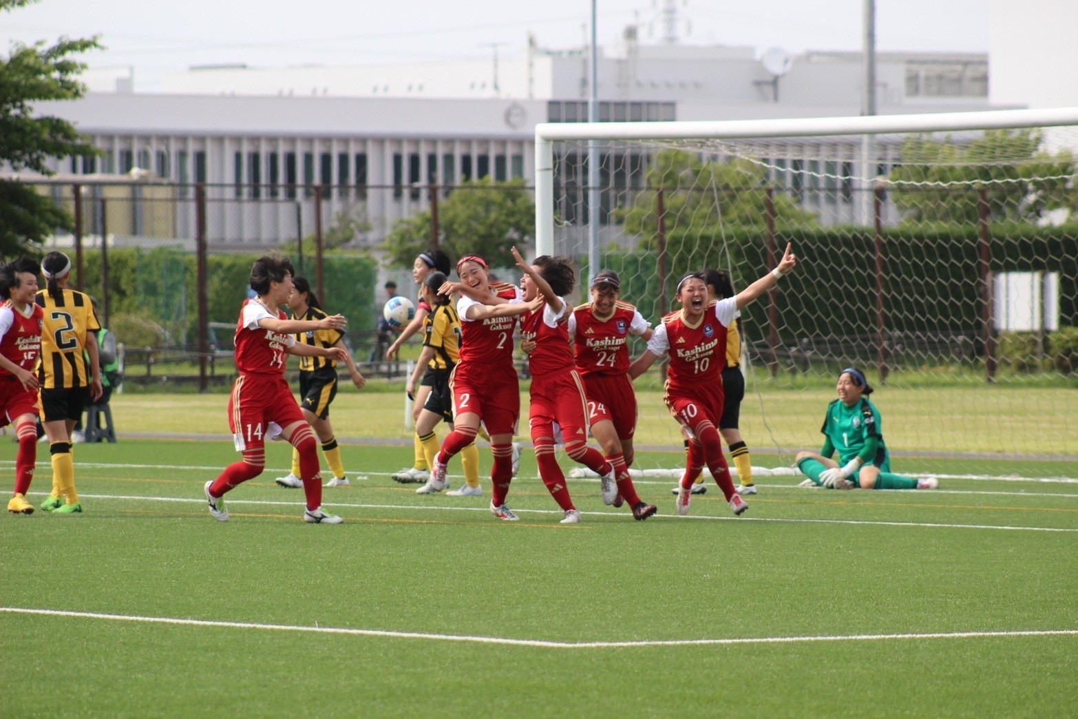 人工芝サッカーグラウンドで試合をする鹿島学園女子サッカー部